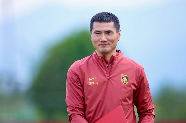 华体会登录-北青：国足集训期间三点一线，教练组每天给球队开短会，上视频课