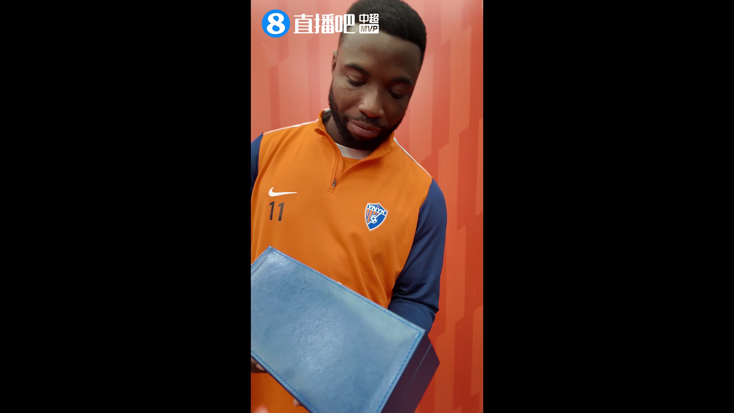 华体会平台-挺标准的！奥斯卡接受直播吧颁奖，用中文说：直播吧，快人一步